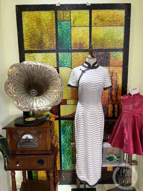 ▲荷言展厅中展示的《传家》中女主穿的旗袍。图片来源/上游新闻记者时婷婷