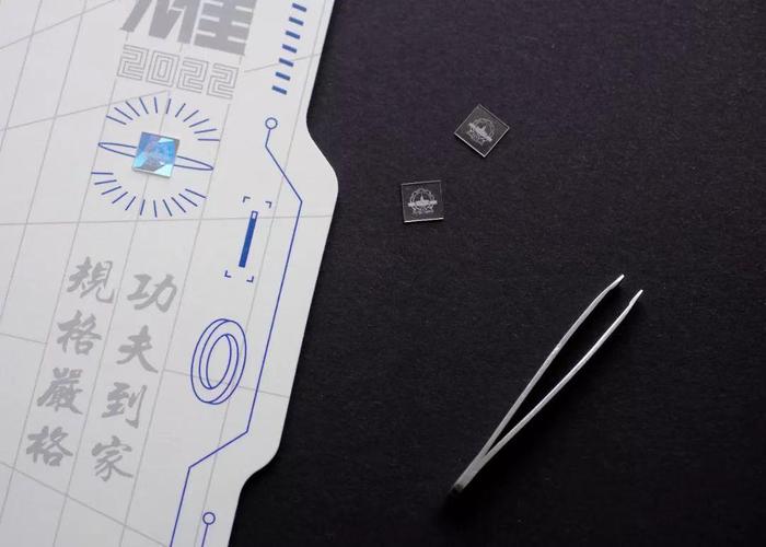 学校自主研制的金刚石或蓝宝石封固在录取通知书右侧。