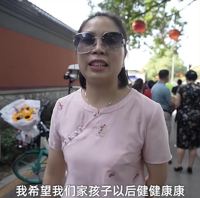 爸爸考点前拉横幅喊女儿谈恋爱，女儿：很开心，但有点社死