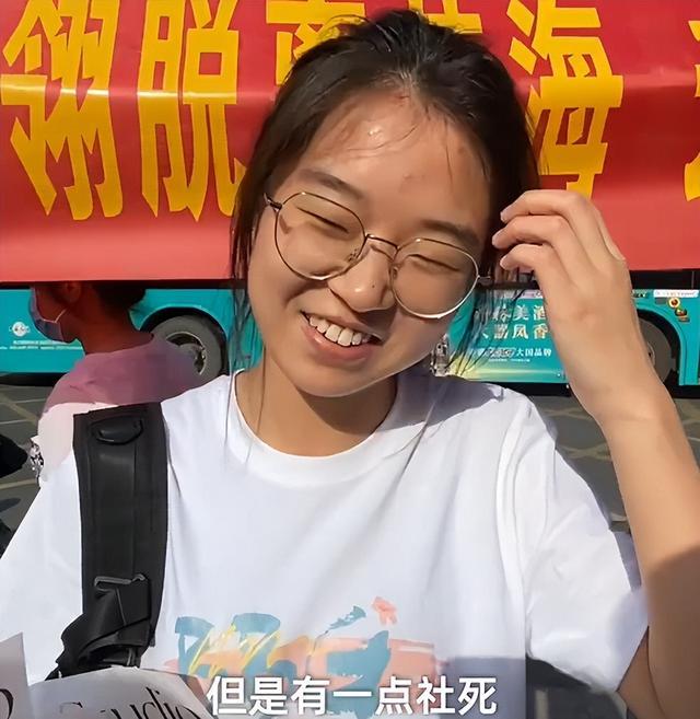 爸爸考点前拉横幅喊女儿谈恋爱，女儿：很开心，但有点社死