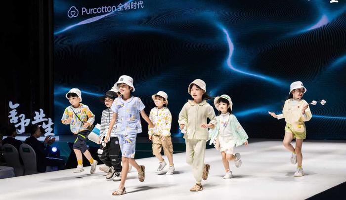 图为全棉时代“舍•予共生” 2022品牌发布会现场。