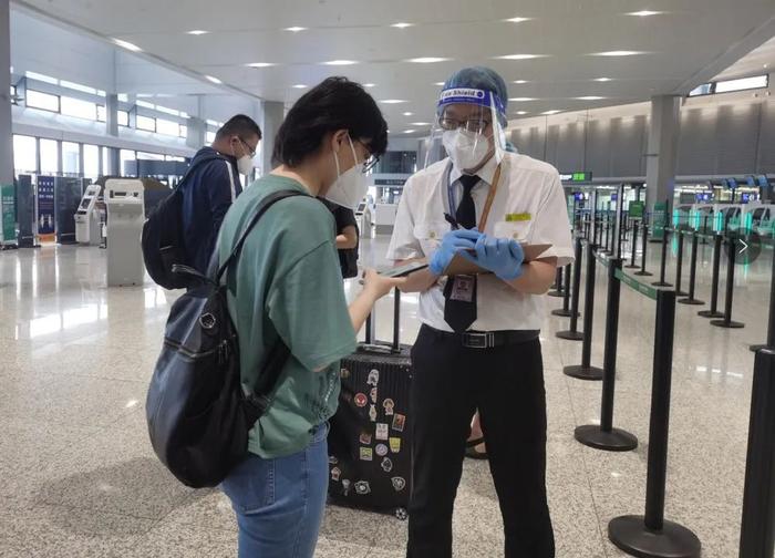 今天，虹桥机场1号航站楼首个国内复航航班起飞！