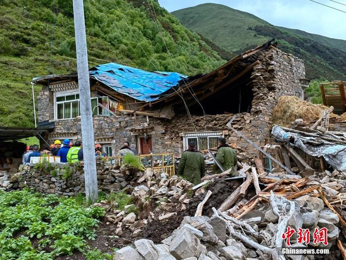 四川马尔康地震：震中有房屋倒塌 救灾工作有序展开