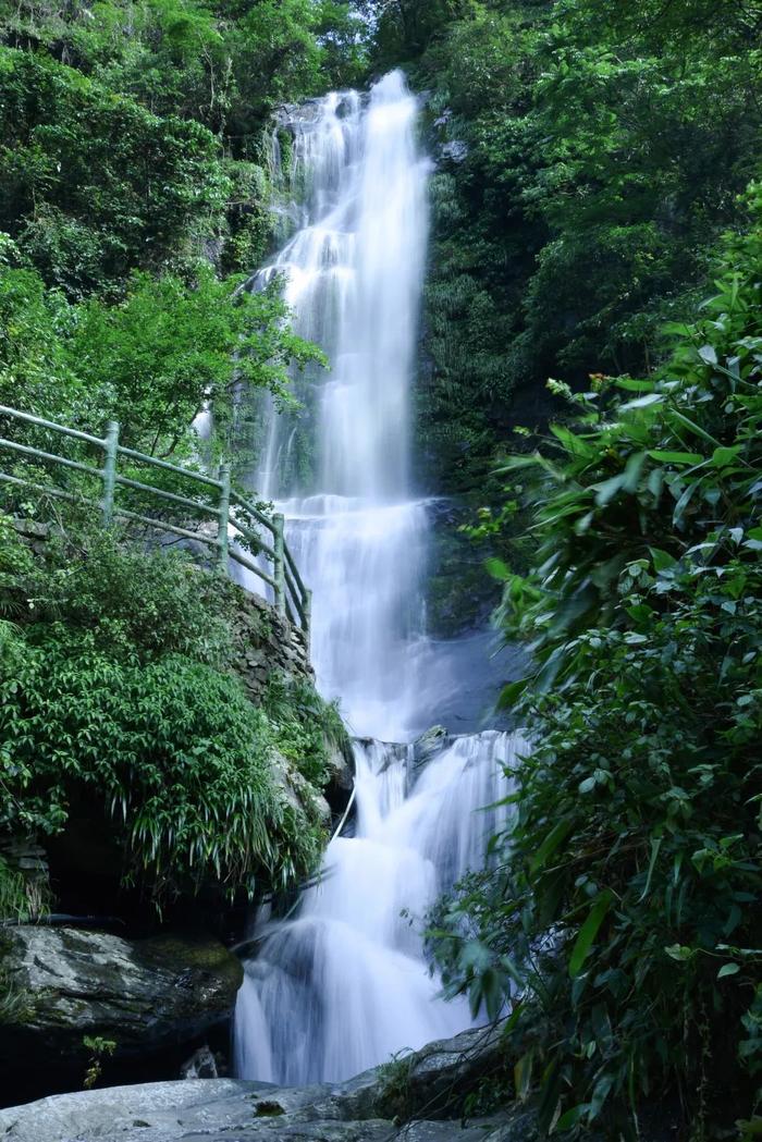 【在长沙过周末】漂流、溯溪、瀑布、一站式游玩，又是一个宝藏夏日避暑地！