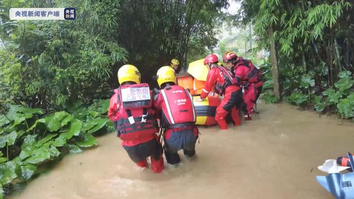 广西北海：强降雨致两村庄被淹 消防紧急救援235名群众