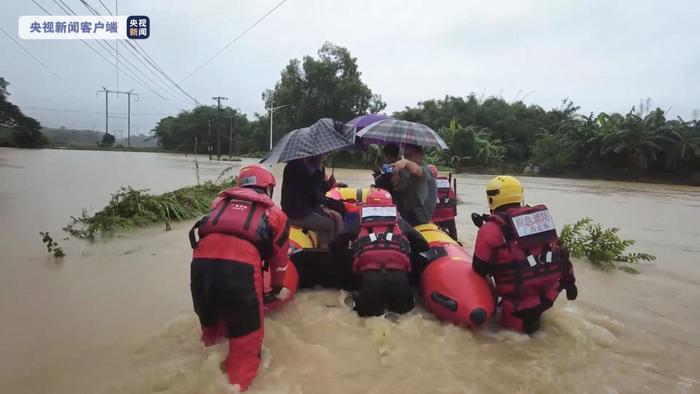 广西北海：强降雨致两村庄被淹 消防紧急救援235名群众