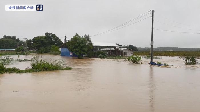 广西北海：强降雨致两村庄被淹 消防紧急救援235名群众