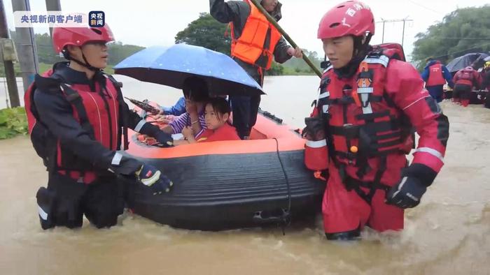 广西北海：强降雨致两村庄被淹 消防紧急救援235名群众