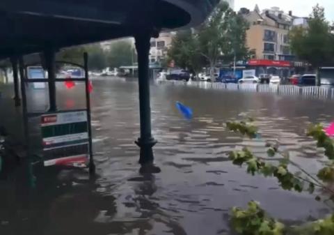 壹现场丨河北燕郊暴雨过后马路积水成河 多辆汽车被泡