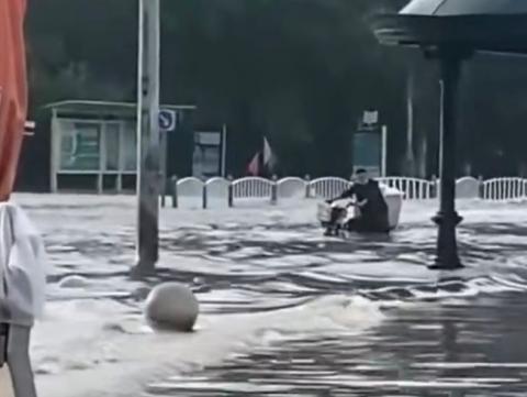 壹现场丨河北燕郊暴雨过后马路积水成河 多辆汽车被泡