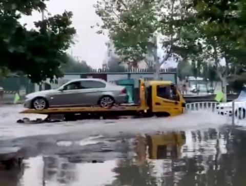 壹现场丨河北燕郊暴雨过后马路积水成河 多辆汽车被泡