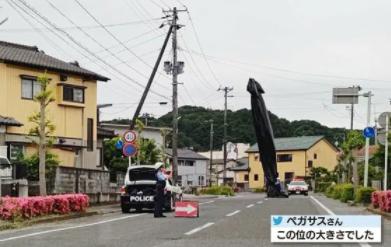 日本上空现不明巨型黑色物体：展开后高过两层楼 民众担忧引发事故