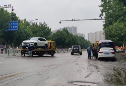 壹现场丨河北燕郊暴雨过后马路积水成河 多辆汽车被泡