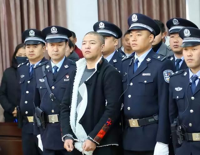 罪犯罗登被依法判处死刑！绰号“不怕阎王的人”，七罪并罚，逃亡时带手榴弹和冲锋枪