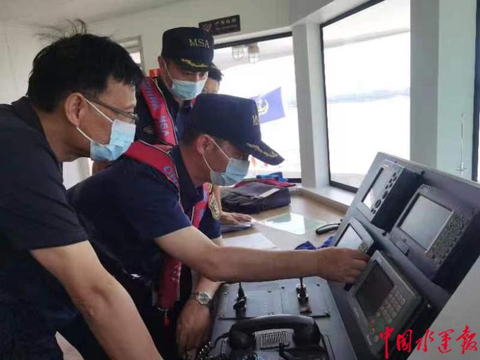 武汉港区海事处为长江武汉段第二艘电动渡船开展首航前“体检”