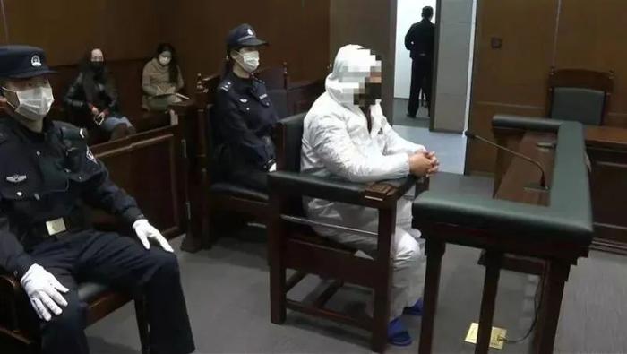 烟头扔窗外，男子被判高空抛物罪获刑半年