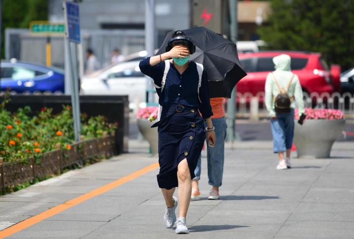 北京天气预报：今天最高气温35℃，今明两天体感闷热，请注意防暑降温