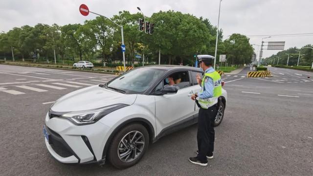 “沪太通勤”首日，两个地面道口开放行人和非机动车通行