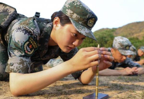 驻港部队20岁女兵成狙击枪王！她所在的连队大有来头……