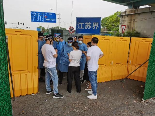 “沪太通勤”首日，两个地面道口开放行人和非机动车通行