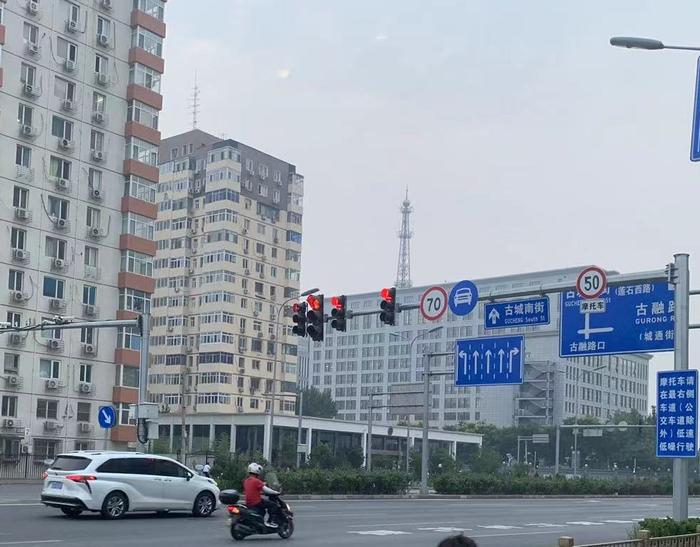北京石景山部分路段设置摩托车道，限速每小时50公里