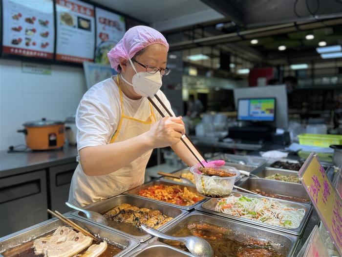 静安的白领餐厅回来啦！荤素搭配、口味多样，一周之内菜品不重样