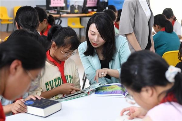 字里行间，洞见学问——陆斯云·里洞镇中心小学满天星公益图书馆开馆啦