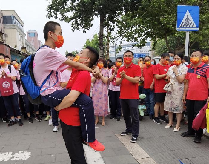 【中考现场】美好的明天在向你们招手走出考场 家长老师与考生相拥庆祝