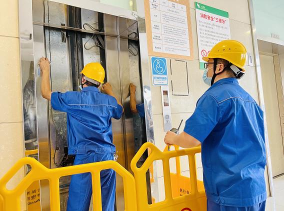 被困电梯该怎么办？ 江苏扬州这场电梯应急安全演练助力“上下”安全