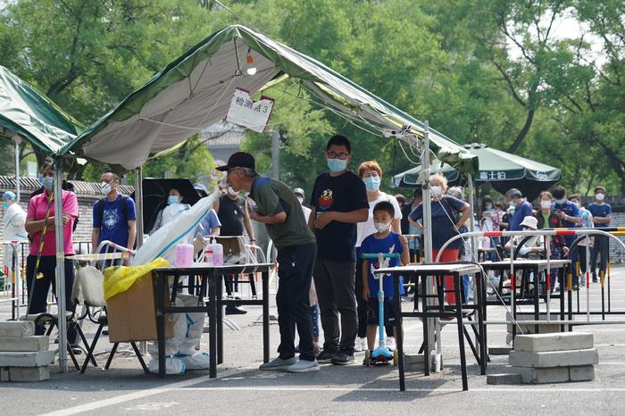 开发小程序、延长采样时间、设置应急队，多想办法让核酸检测更方便