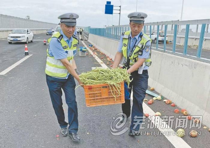 蔬菜滚落一地 交警化身“搬运工”