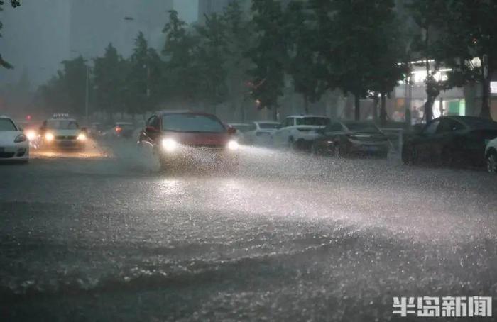 青岛暴雨部分城区积水齐腰 汽车漂在水中 青岛北站：大部分列车晚点 恢复时间尚不明确