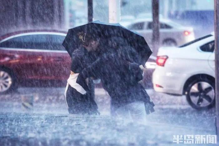 青岛暴雨部分城区积水齐腰 汽车漂在水中 青岛北站：大部分列车晚点 恢复时间尚不明确