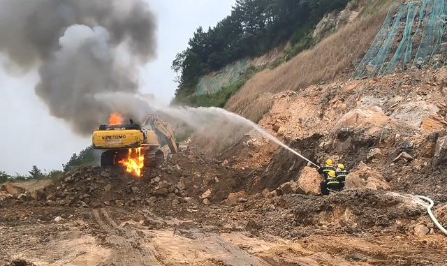 四川华蓥一工地挖掘机起火，消防员及时扑救无人员伤亡，工地工作人员：一直未开工，突然自燃