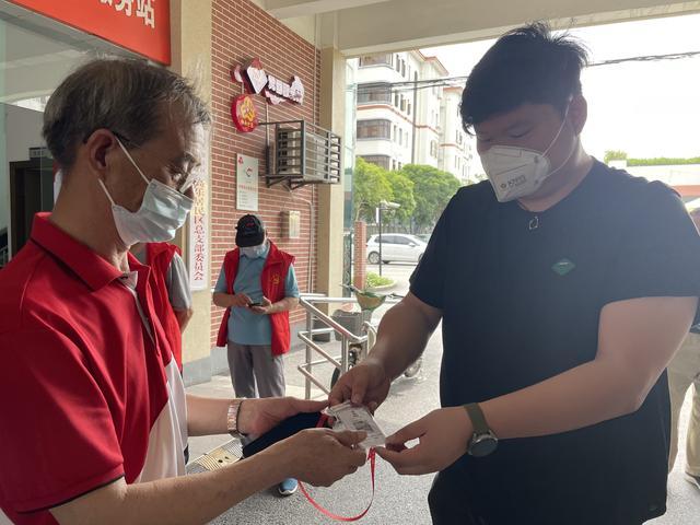 已有2500多名老年人受惠，松江联通免费制作的“离线码”胸牌让他们出行更方便