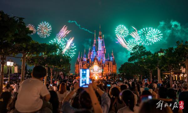 夜空绚烂，上海迪士尼乐园烟火秀回来了！