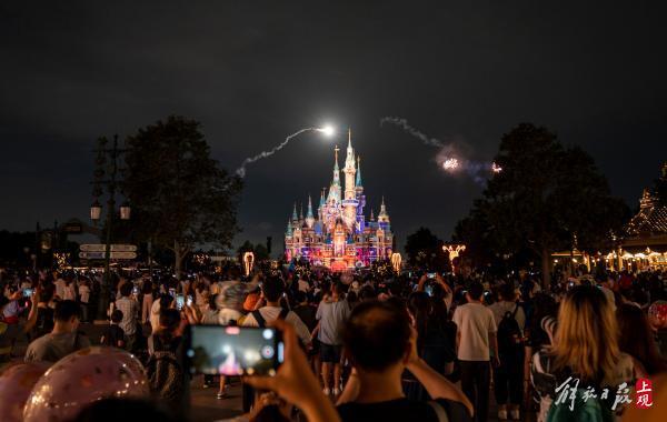 夜空绚烂，上海迪士尼乐园烟火秀回来了！