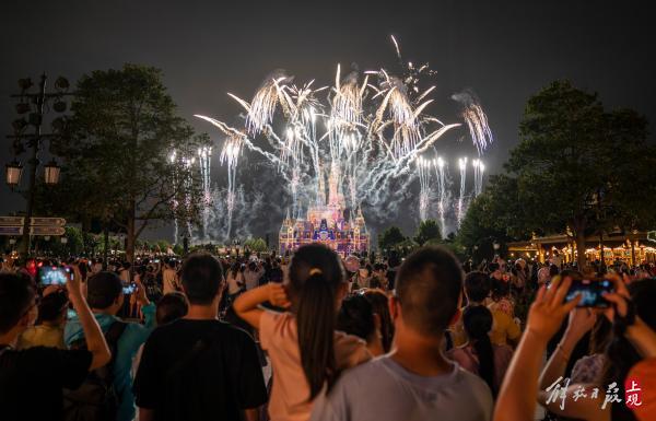 夜空绚烂，上海迪士尼乐园烟火秀回来了！