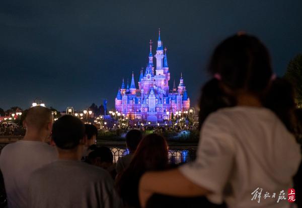 夜空绚烂，上海迪士尼乐园烟火秀回来了！