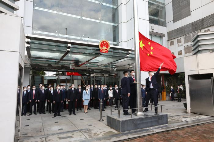 香港中联办今早举行升旗礼，庆祝香港回归祖国25周年