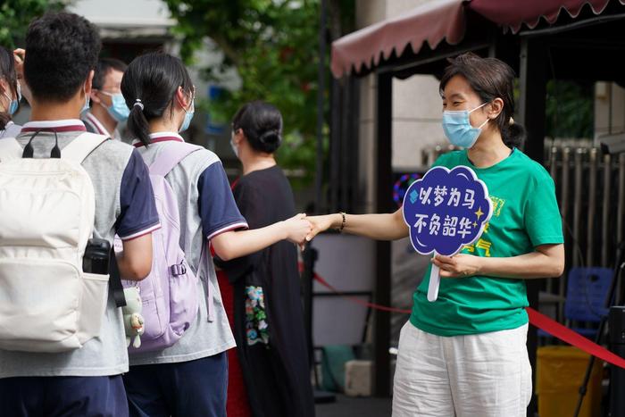 手写纪念卡、定制表情牌……这里头，装满了他们对高三考生的殷殷祝福！