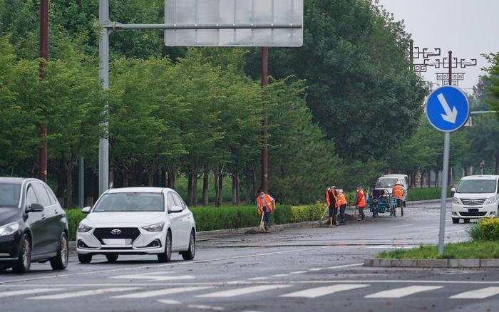 大兴区南海子公园外一道路积水断路，交通现已恢复正常