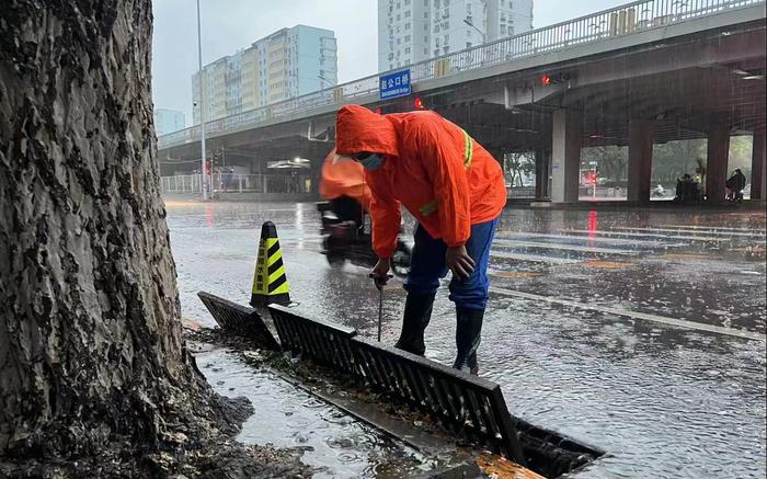 大兴区南海子公园外一道路积水断路，交通现已恢复正常