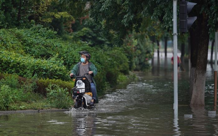 大兴区南海子公园外一道路积水断路，交通现已恢复正常