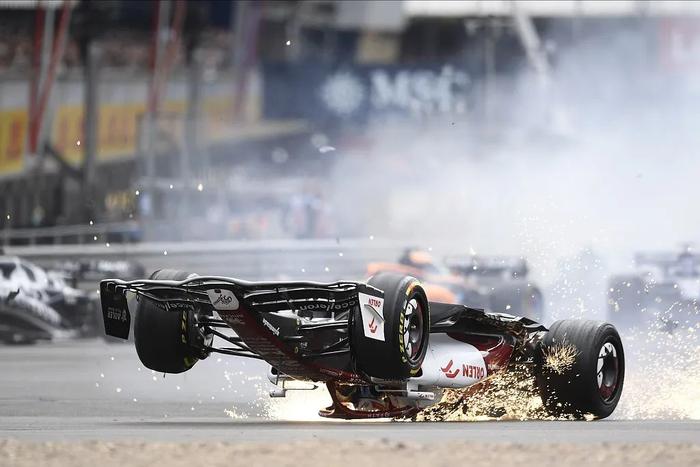 F1英国大奖赛：中国车手周冠宇卷入严重事故  所幸目前状况良好