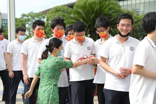 就是现在，我们出发！带着老师同学最美好的祝福冲刺高考