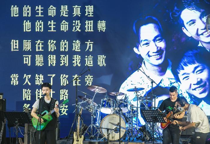 《海阔天空》的歌声响彻地王广场，2022纪念家驹音乐会精彩上演