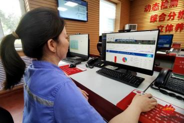 图为监测人员正在查阅安全隐患信息