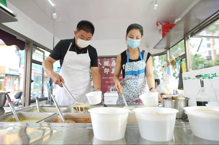 菜品堪比饭店！峰峰矿区滏临街上的“免费就餐车”亮了