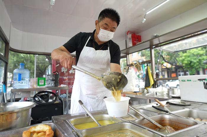 菜品堪比饭店！峰峰矿区滏临街上的“免费就餐车”亮了